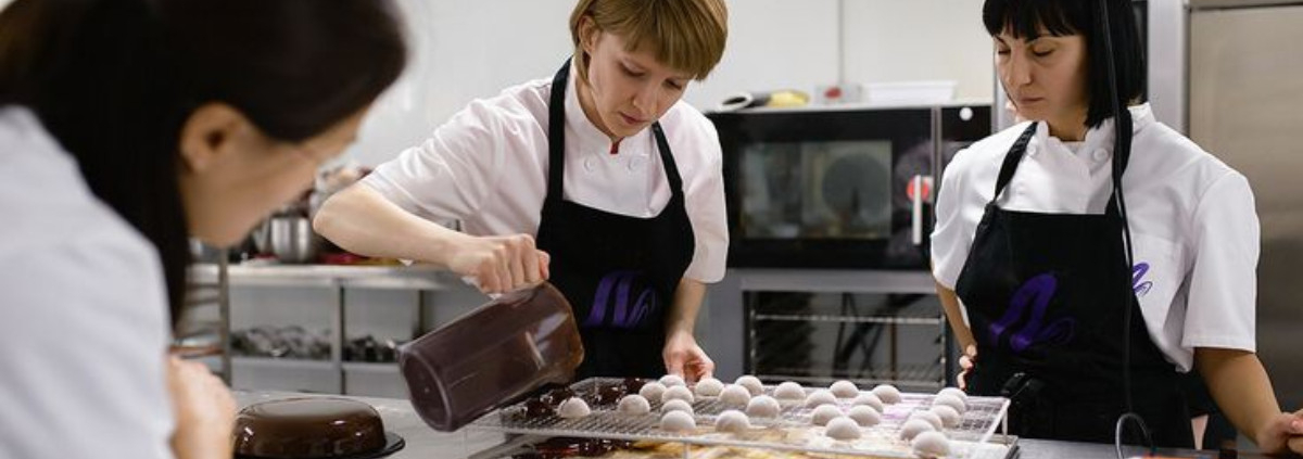 How Professional Bakery Courses Prepare You to Start Your Own Bakery