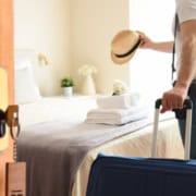 How do guest preferences affect linen choices related to temperature comfort in hotels?