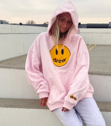 The Rise of Identity-Based Drew House Streetwear: A Movement Built on Comfort, Community, and Self-Expression