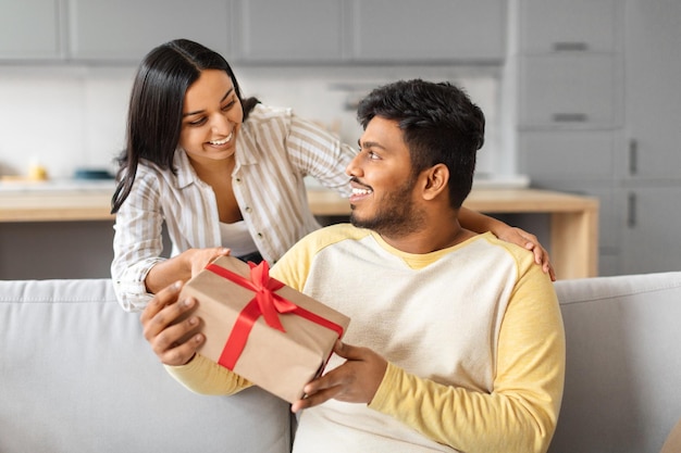 Send Anniversary Gifts to India