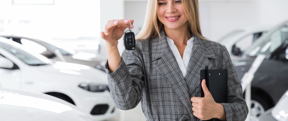 woman-with-black-clipboard-holding-car-key (1)